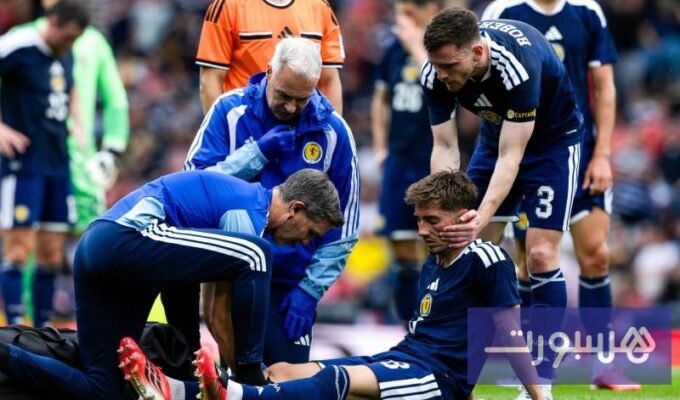 بيلي غيلمور لاعب وسط منتخب اسكتلندا