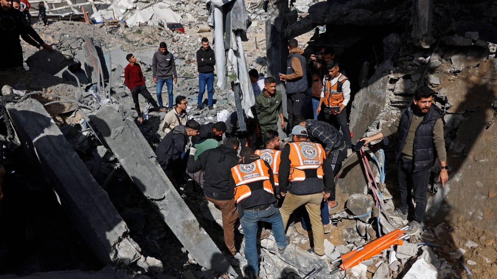 صورة لخيام نازحين متضررة جراء قصف جوي في قطاع غزة