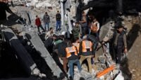 صورة لخيام نازحين متضررة جراء قصف جوي في قطاع غزة