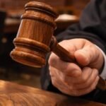 مطرقة قاضٍ ترمز للعدالة والقانون في سياق قضية جنائية