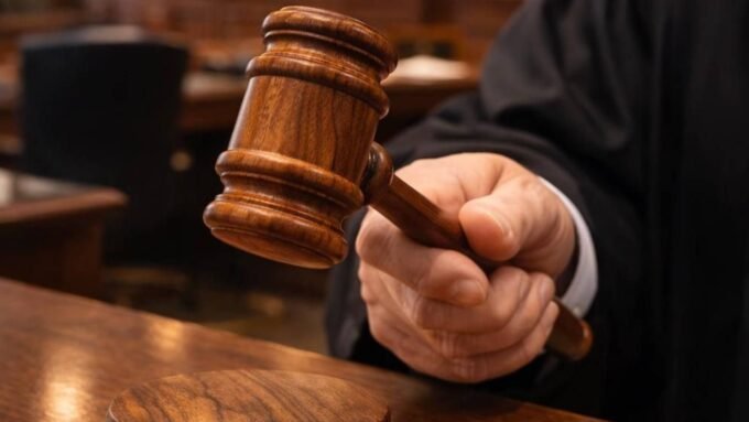 مطرقة قاضٍ ترمز للعدالة والقانون في سياق قضية جنائية