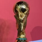 صورة لشعار كأس العالم 2026 مع خلفية لملعب كرة قدم