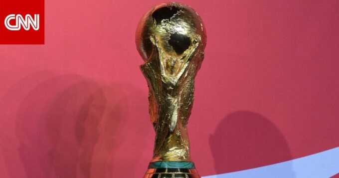 صورة لشعار كأس العالم 2026 مع خلفية لملعب كرة قدم
