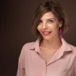 صورة للممثلة والمخرجة لطيفة أحرار تتحدث عن علاقة الفن بالسياسة ومشاركتها في الحياة العامة.