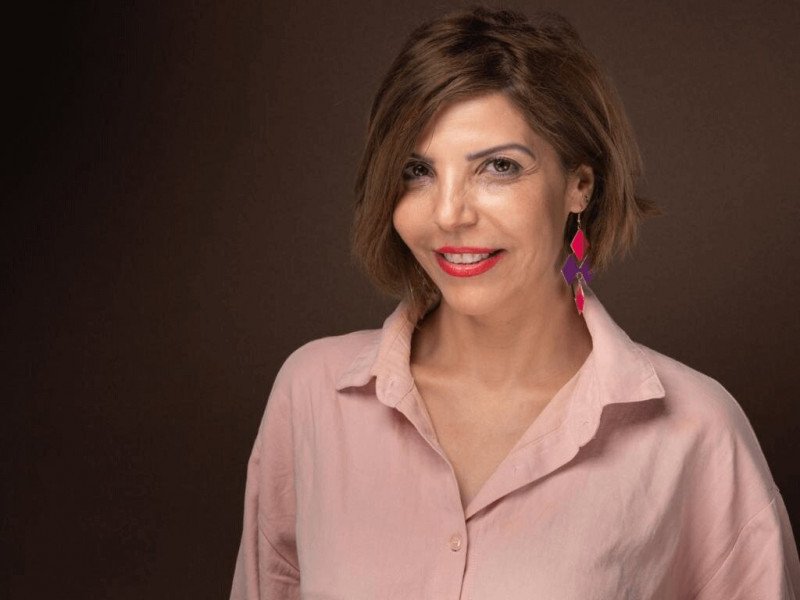صورة للممثلة والمخرجة لطيفة أحرار تتحدث عن علاقة الفن بالسياسة ومشاركتها في الحياة العامة.