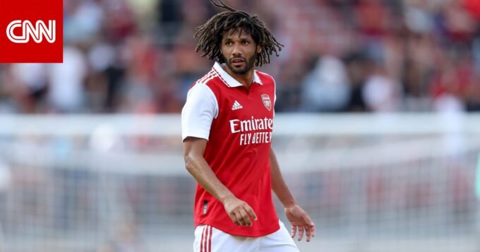 محمد النني لاعب كرة قدم مصري يرتدي قميص أرسنال، صورة أرشيفية
