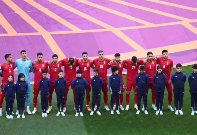 صورة لمسؤول من الفيفا أو شعار كأس العالم مع إشارة إلى إيران