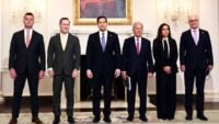 صورة تظهر جولة المحادثات المباشرة الأولى بين لبنان وإسرائيل برعاية أميركية في 14 أبريل الماضي، مع مسؤولين يجلسون حول طاولة.