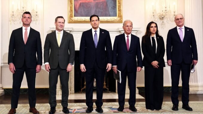 صورة تظهر جولة المحادثات المباشرة الأولى بين لبنان وإسرائيل برعاية أميركية في 14 أبريل الماضي، مع مسؤولين يجلسون حول طاولة.