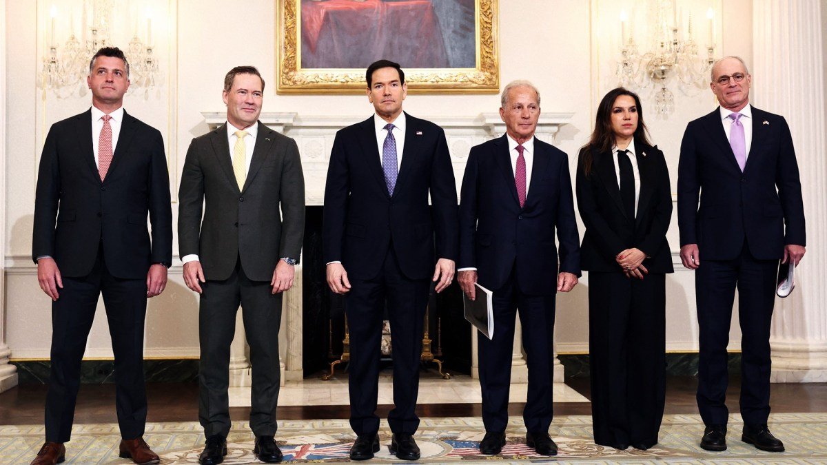 صورة تظهر جولة المحادثات المباشرة الأولى بين لبنان وإسرائيل برعاية أميركية في 14 أبريل الماضي، مع مسؤولين يجلسون حول طاولة.