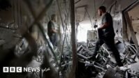 صورة لمبنى سكني متضرر في سوق مزدحم بمدينة غزة بعد غارة إسرائيلية استهدفت محمد عودة.