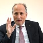 صورة توضيحية لطلاب يؤدون امتحان الباكالوريا مع إشارة إلى تقنيات المراقبة الحديثة.