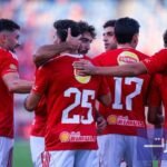صورة تجمع شعاري النادي الأهلي المصري وبرشلونة الإسباني، في إشارة إلى المواجهة المحتملة بكأس خوان غامبر.