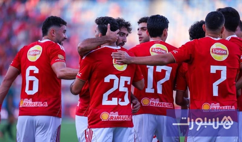 صورة تجمع شعاري النادي الأهلي المصري وبرشلونة الإسباني، في إشارة إلى المواجهة المحتملة بكأس خوان غامبر.