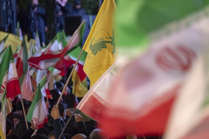 صورة للنائبين حسين الحاج حسن وعلي عمار أو شعار حزب الله