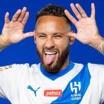صورة لنيمار وهو يرتدي قميص منتخب البرازيل ويحتفل بهدف