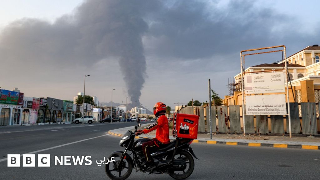 تصاعد الدخان واللهب من منشأة طاقة في إمارة الفجيرة بالإمارات العربية المتحدة بعد هجوم
