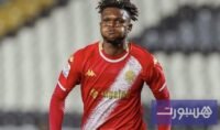 جوزيف باكاسو لاعب الوداد الرياضي يحتفل بهدفه في مرمى الرجاء خلال ديربي الدار البيضاء.