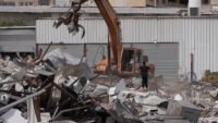 جرافات إسرائيلية تهدم متاجر فلسطينية في العيزرية بالضفة الغربية
