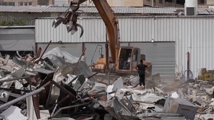 جرافات إسرائيلية تهدم متاجر فلسطينية في العيزرية بالضفة الغربية