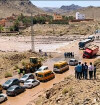 صورة تظهر طريقاً متضررة بفعل الأمطار الغزيرة في منطقة الجنوب الشرقي للمغرب، مع ارتفاع منسوب المياه.