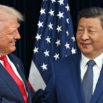Représentation visuelle des négociations commerciales entre la Chine et les États-Unis, avec des symboles de droits de douane et de terres rares.