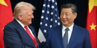 Représentation visuelle des négociations commerciales entre la Chine et les États-Unis, avec des symboles de droits de douane et de terres rares.