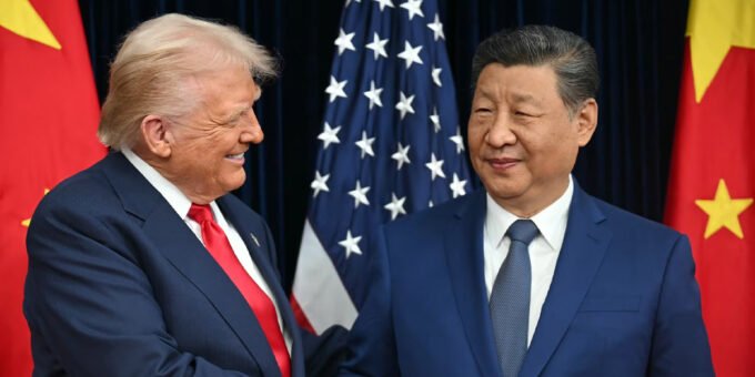 Représentation visuelle des négociations commerciales entre la Chine et les États-Unis, avec des symboles de droits de douane et de terres rares.
