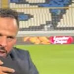 Mohamed Benchrifa, entraîneur du WAC, exulte de joie après la victoire 1-0 de son équipe face au Raja lors du derby casablancais de la Botola.