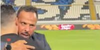 Mohamed Benchrifa, entraîneur du WAC, exulte de joie après la victoire 1-0 de son équipe face au Raja lors du derby casablancais de la Botola.