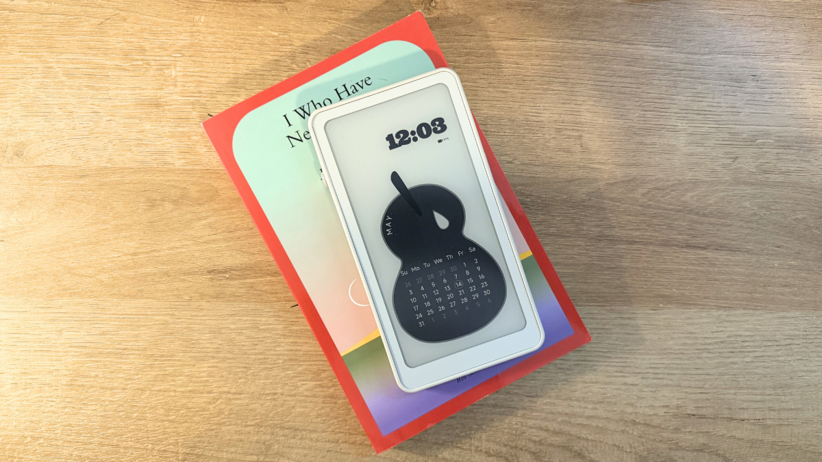 Durobo Krono e-reader held in a hand, displaying an e-book.