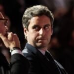 Édouard Philippe et Gabriel Attal, deux figures politiques majeures, en pleine discussion ou lors d'un événement public, symbolisant leur rivalité pour la présidentielle de 2027.