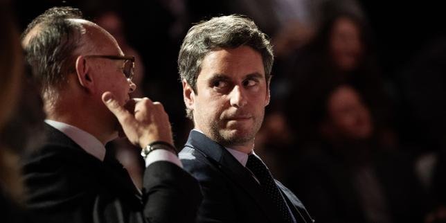 Édouard Philippe et Gabriel Attal, deux figures politiques majeures, en pleine discussion ou lors d'un événement public, symbolisant leur rivalité pour la présidentielle de 2027.