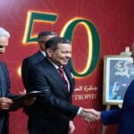 Le Prince Moulay Rachid présidant le dîner de gala du Trophée Hassan II et de la Coupe Lalla Meryem au Royal Golf Dar Es-Salam à Rabat, entouré de personnalités officielles et d'invités.