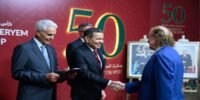 Le Prince Moulay Rachid présidant le dîner de gala du Trophée Hassan II et de la Coupe Lalla Meryem au Royal Golf Dar Es-Salam à Rabat, entouré de personnalités officielles et d'invités.