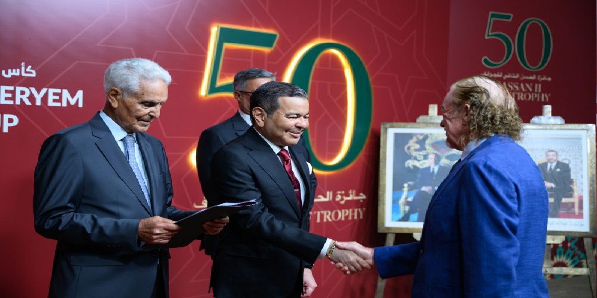 Le Prince Moulay Rachid présidant le dîner de gala du Trophée Hassan II et de la Coupe Lalla Meryem au Royal Golf Dar Es-Salam à Rabat, entouré de personnalités officielles et d'invités.