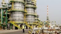 Un baril de pétrole avec le drapeau angolais en arrière-plan, symbolisant la dépendance du pays à l'or noir.
