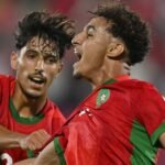 Joueurs de l'équipe nationale U17 du Maroc et du Sénégal sur un terrain de football