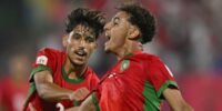 Joueurs de l'équipe nationale U17 du Maroc et du Sénégal sur un terrain de football
