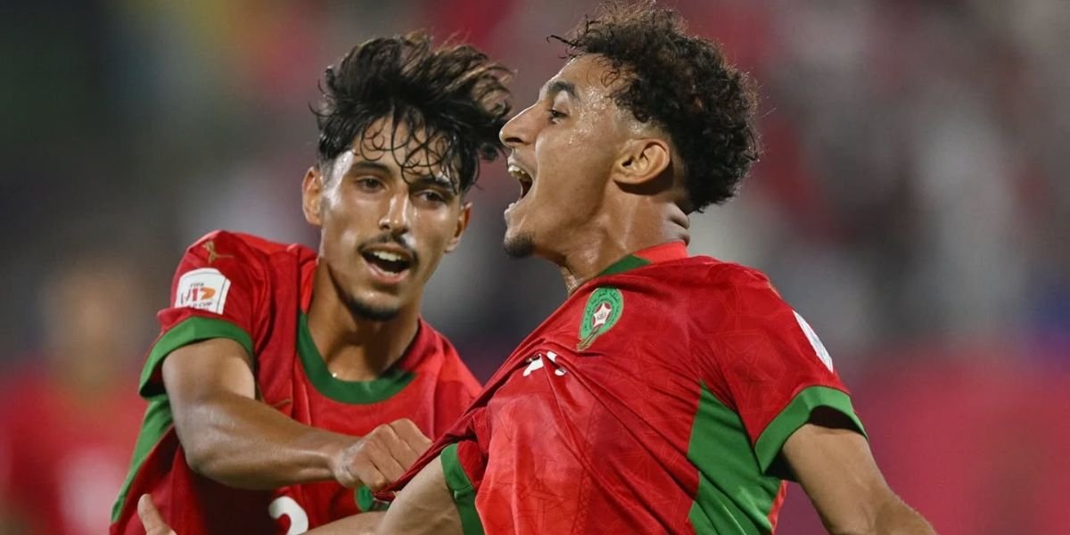 Joueurs de l'équipe nationale U17 du Maroc et du Sénégal sur un terrain de football