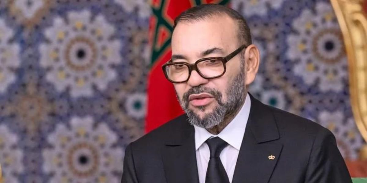 Le Roi Mohammed VI, un geste de clémence symbolisant la fraternité entre le Maroc et le Sénégal lors de la CAN 2025.
