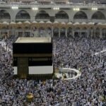 Pèlerins marocains en Ihram à bord d'un avion, symbolisant la nouvelle directive du ministère des Habous pour le Hajj 2023, avec des vols directs vers La Mecque.