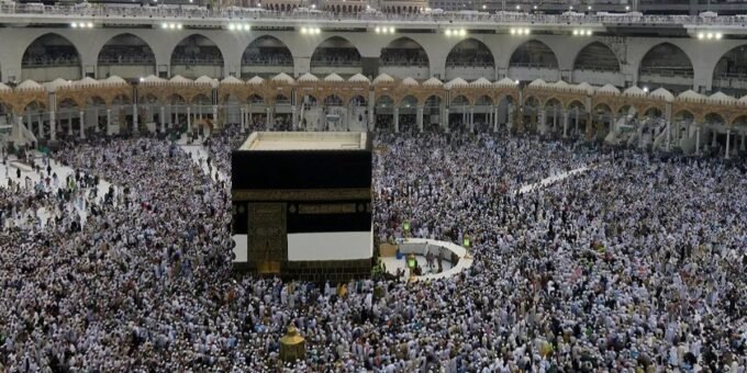 Pèlerins marocains en Ihram à bord d'un avion, symbolisant la nouvelle directive du ministère des Habous pour le Hajj 2023, avec des vols directs vers La Mecque.