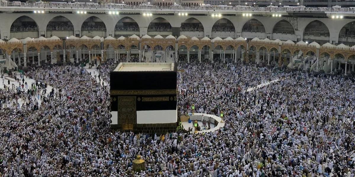 Pèlerins marocains en Ihram à bord d'un avion, symbolisant la nouvelle directive du ministère des Habous pour le Hajj 2023, avec des vols directs vers La Mecque.
