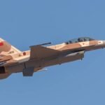 Un F-16 Block 72 et un hélicoptère AH-64E Apache sur une piste d'atterrissage, symbolisant la modernisation de l'armée marocaine et l'essor de son industrie de défense.
