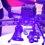 Un drone de surveillance de la DGSN en action lors d'un grand événement au Maroc, symbolisant l'intégration technologique pour la sécurité.