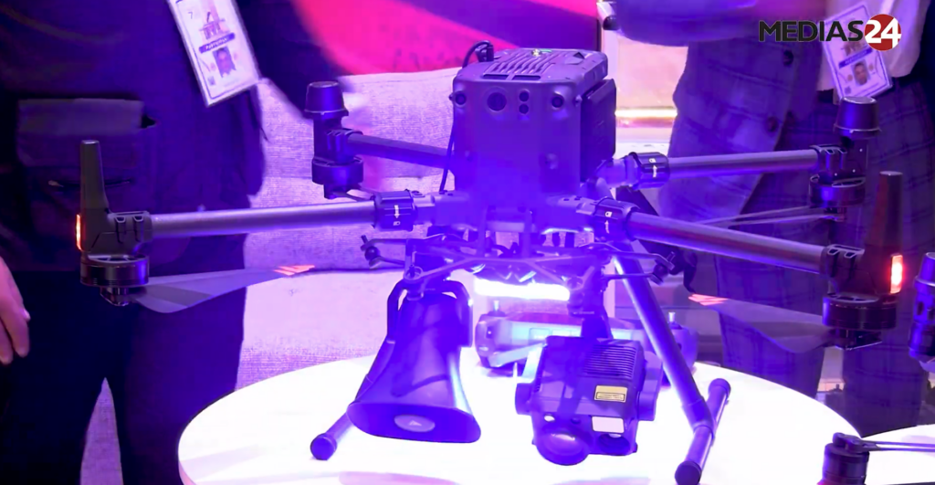 Un drone de surveillance de la DGSN en action lors d'un grand événement au Maroc, symbolisant l'intégration technologique pour la sécurité.