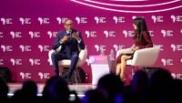 Le président rwandais Paul Kagame s'exprimant lors de l'Africa CEO Forum à Kigali, appelant à l'autonomie économique africaine et à dire non au double discours des grandes puissances.