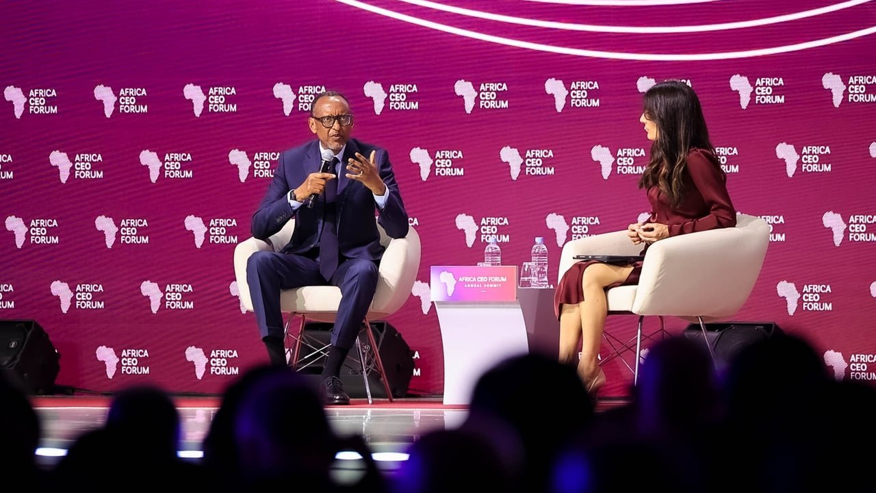 Le président rwandais Paul Kagame s'exprimant lors de l'Africa CEO Forum à Kigali, appelant à l'autonomie économique africaine et à dire non au double discours des grandes puissances.