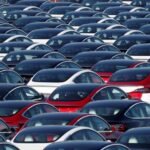Vue panoramique d'un concessionnaire automobile moderne au Maroc, avec plusieurs modèles Dacia et Renault exposés, symbolisant la croissance et la diversité du marché en avril 2026.